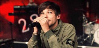 One Direction’s Louis Tomlinson Shows His Middle Finger To The Fans Who Threw Bracelets At Him At A Concert, Netizens Say “This Sh*t Is Unacceptable & Needs To Stopped” One Direction's Louis Tomlinson Flips Off At Fans Who Threw Bracelets At Him At A Concert Is Going Viral; Read On