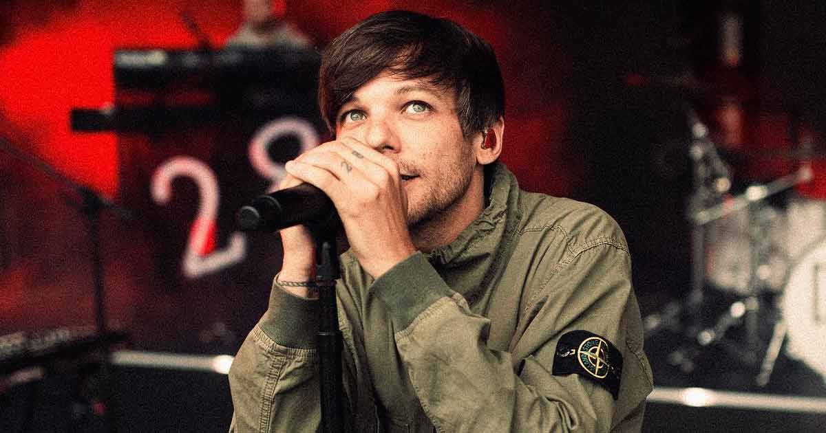 One Direction's Louis Tomlinson Flips Off At Fans Who Threw Bracelets At Him At A Concert Is Going Viral; Read On