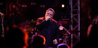 Russell Crowe enthralls crowd at Karlovy Vary with music, story of tarantula bite