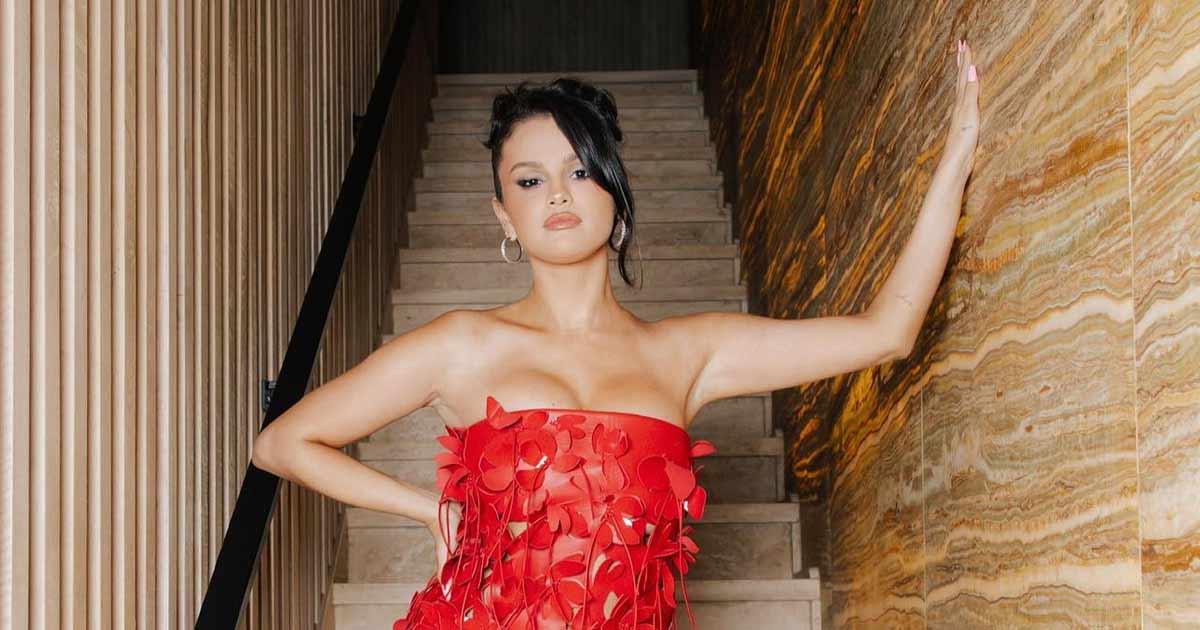 Selena Gomez leaves restaurant barefoot, carries shoes in her hands after 31st b'day dinner