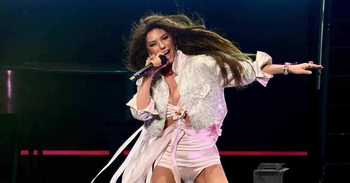 Shania Twain falls off stage during Chicago concert, makes quick recovery