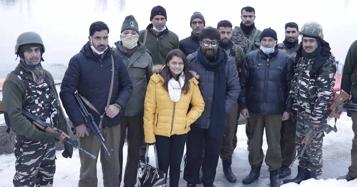 Vivek Agnihotri & Wife Pallavi Joshi Soak In Kashmir's Beauty As They Indulge In Shikara Ride