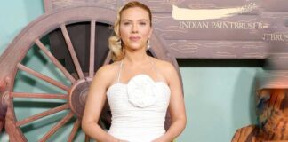 When Scarlett Johansson Hypnotised Us In Figure-Hugging Dress While Sitting On A Bed