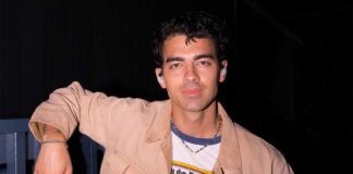 Joe Jonas seen performing on stage without wedding ring for first time