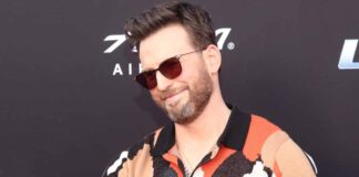 When Chris Evans Showed A Microphone A Really Good Time By Making Out With It During An Interview