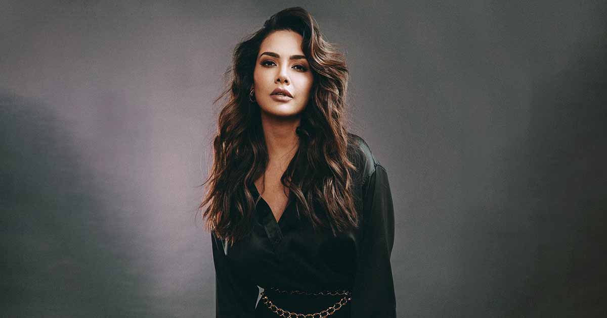 Esha Gupta Wows Internet In A Racy Bodycon Fit Flaunting Her Envious Curves!