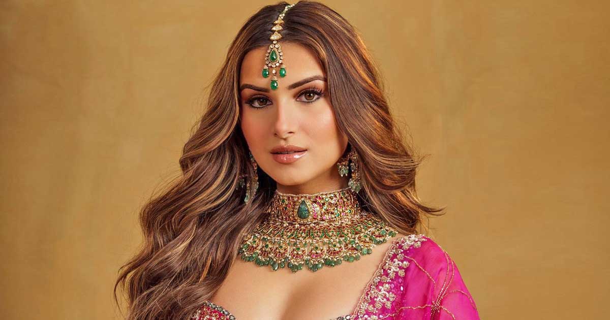 Tara Sutaria Makes Heads Turn In A Classic Banarasee Saree By Pairing It With Uber-Hot Tube Top - Check Out!
