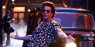 Shah Rukh Khan Wins His Fans Hearts With His Adorable Gesture