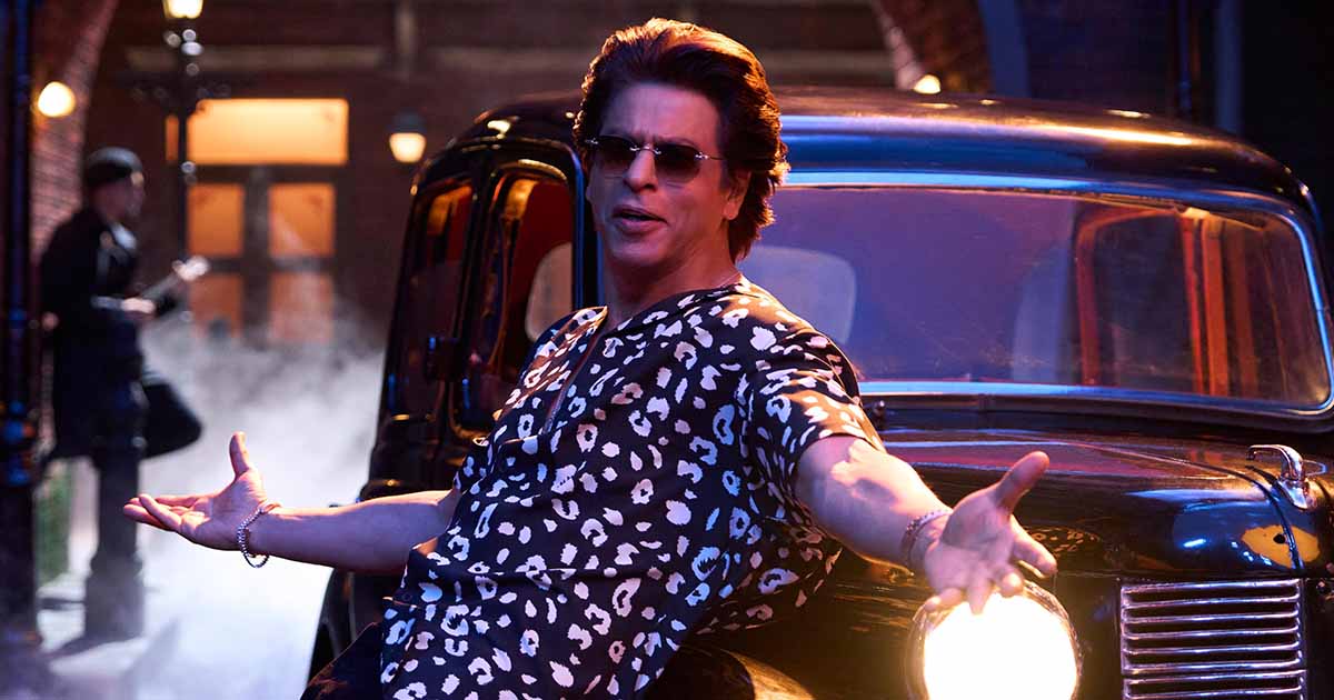 Shah Rukh Khan Wins His Fans Hearts With His Adorable Gesture