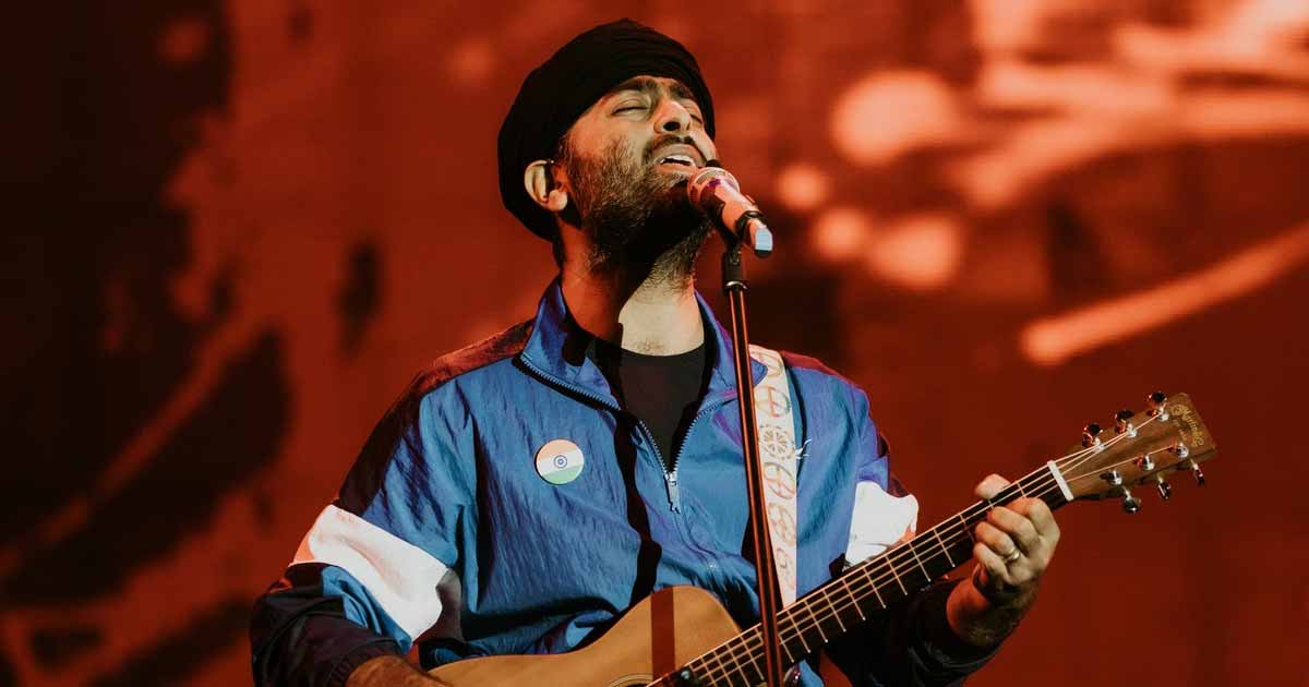 Arijit Singh Criticized For His Unhygenic Activity On Stage While Performing Live - Watch 