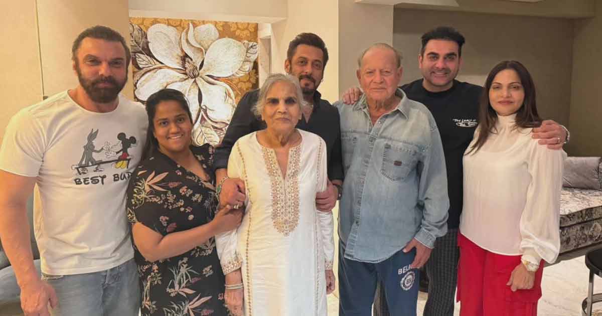 Sohail Khan Shares A Family Photo With Family Members.