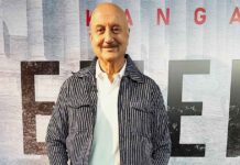 Do fans want Anupam Kher to step into politics?