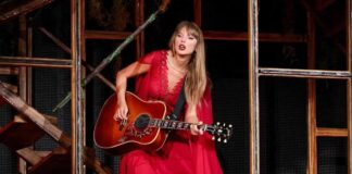 fans have been roasting Taylor Swift for her Grammy dance moves?