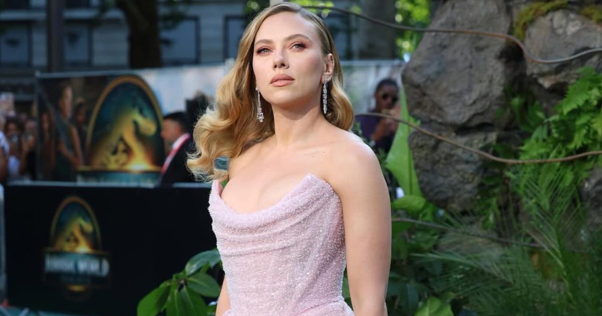 Scarlett Johansson Slays In A Shimmery Strapless Gown
