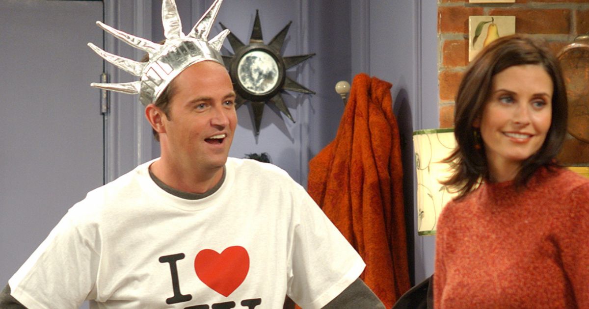 How an Accidental Lamp Hand-Off Became One of Friends’ Funniest Unscripted Moments