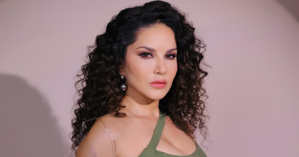 Sunny Leone’s Viral Hook Step Makes A Comeback